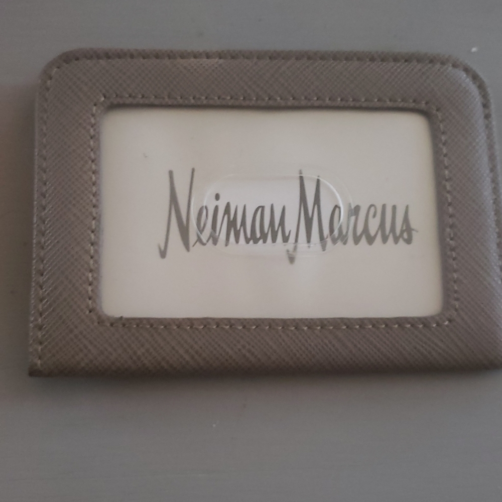 HP🔥🔥🔥Neiman Marcus credit card billfold, small - Picture 4 of 5